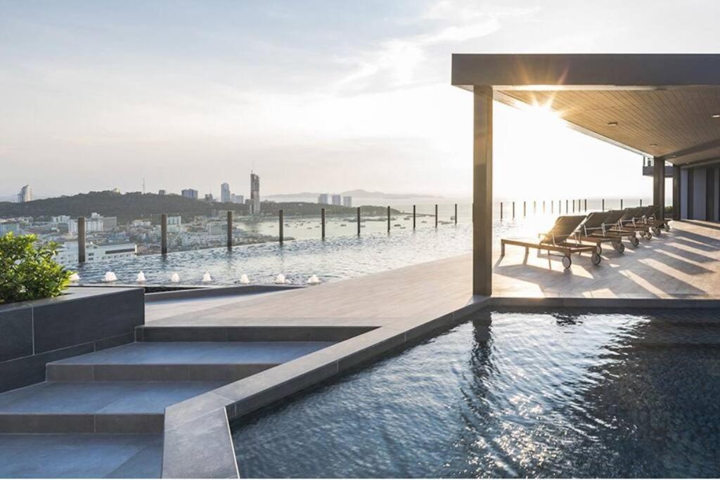 The Base Condo Center Of Pattaya Rooftop Swimming Pool Buitenkant foto