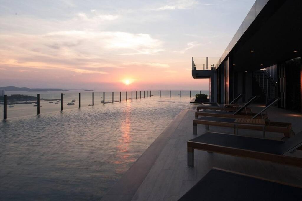 The Base Condo Center Of Pattaya Rooftop Swimming Pool Buitenkant foto