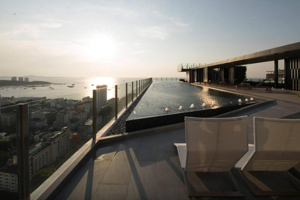 The Base Condo Center Of Pattaya Rooftop Swimming Pool Buitenkant foto